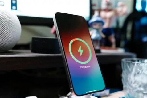 汉台苹果15换屏服务分享用什么充电器给iPhone15充电更好 